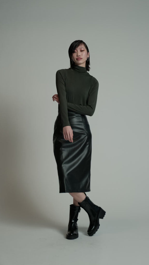 A video of a model in a studio wearing a black Desire skirt.