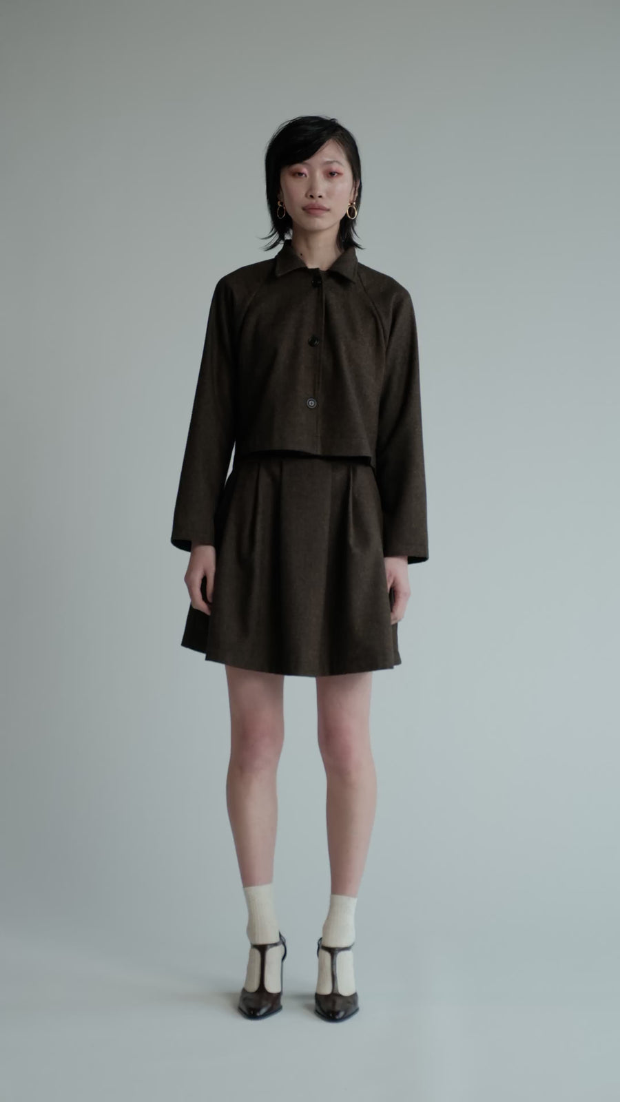 Video of model in studio wearing brown herringbone Cycle Jacket.